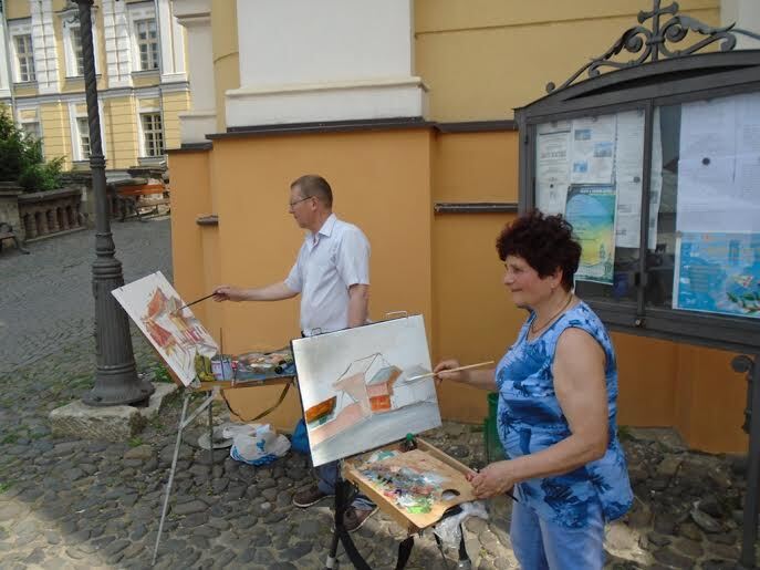 В рамках семінару-пленеру "Ужгород травневий" закарпатські митці малювали в історичному центрі та на околицях міста (ФОТО)