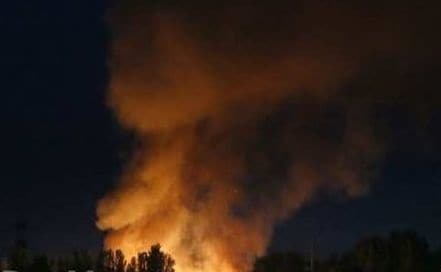 Обстрелы в Докучаевске: местные жители показали, как загорелся "Карбон". Фото и видеофакт