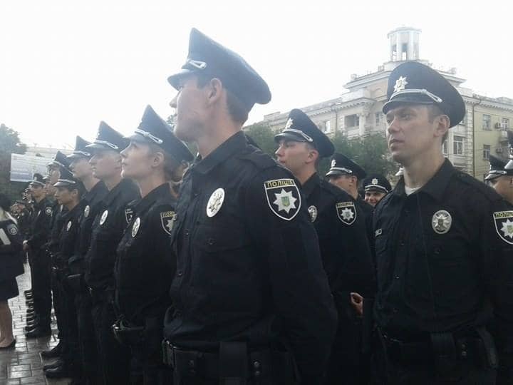 В Мариуполе начала работу новая полиция: фото и видеофакт