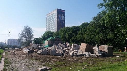 Демонтаж пам'ятника чекістам у Києві: уламки відвезли в музей
