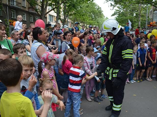 Николаевские спасатели ко дню защиты детей провели акцию "Сделаем жизнь безопасной!"