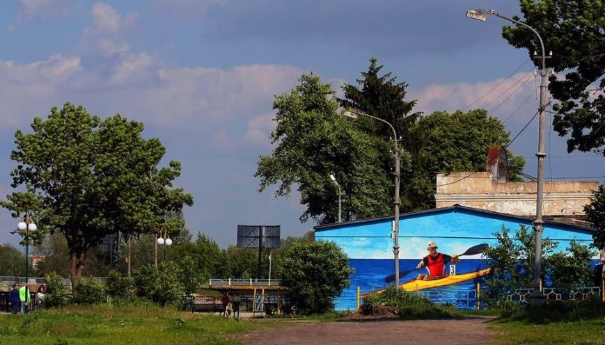 Іржавий вагончик у Хмельницькому перетворили на арт-об’єкт: тепер там Джаконда