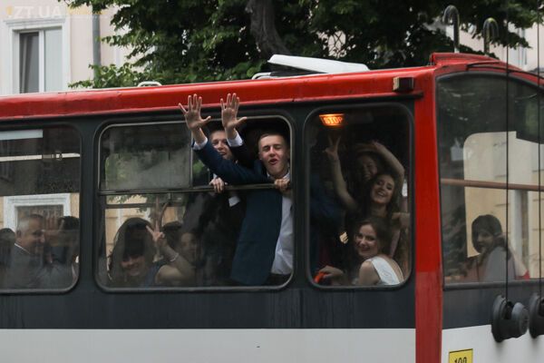 Вулицями Житомира їздив тролейбус із випускниками. ФОТО