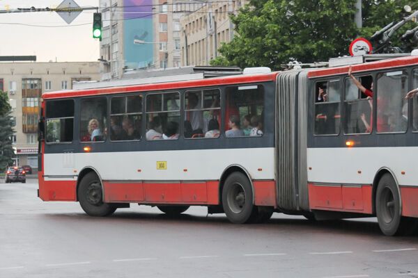 Вместо лимузина житомирские школьники на выпускной арендовали троллейбус. ФОТО