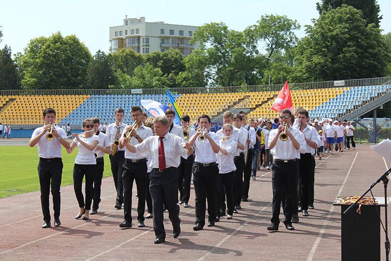 В Ужгороді понад 1000 медиків-спортсменів з усієї області змагалися у 14 видах спорту (ФОТО, ВІДЕО)