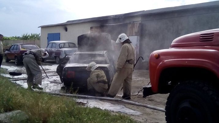 Volkswagen Passat сгорел в гараже (ФОТО)
