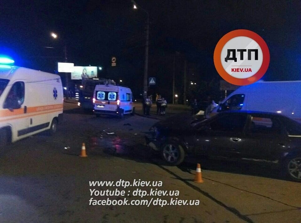 В Киеве пьяный водитель устроил ДТП: авто разбито вдребезги