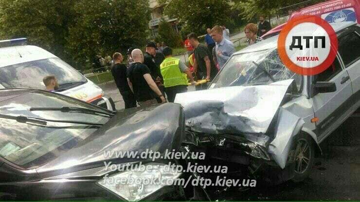Lada влетела в Honda: в Киеве произошло лобовое ДТП, есть пострадавший. Опубликованы фото