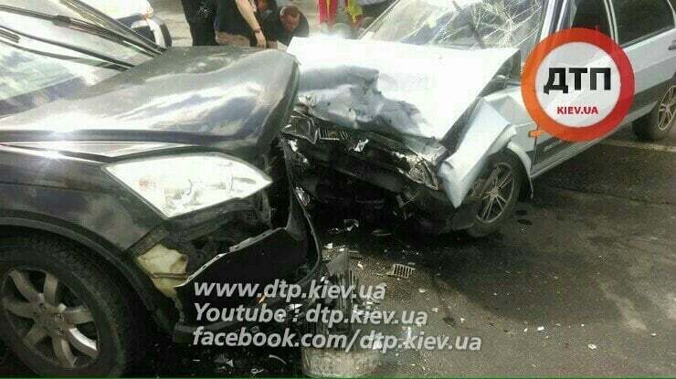 Lada влетела в Honda: в Киеве произошло лобовое ДТП, есть пострадавший. Опубликованы фото