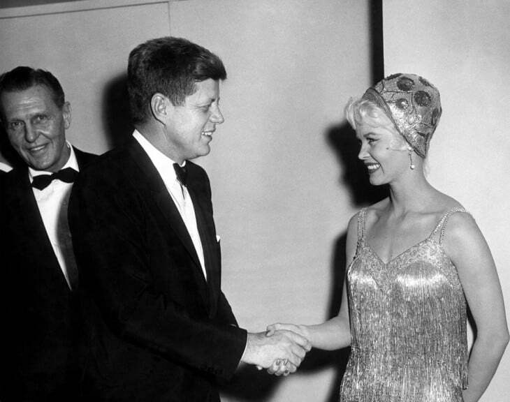 Полюбити - так президента: як фатальна пристрасть до Кеннеді згубила веселушку Монро