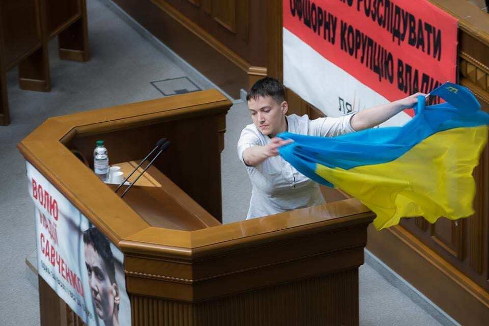 Савченко сняла плакат со своим изображением с трибуны Рады