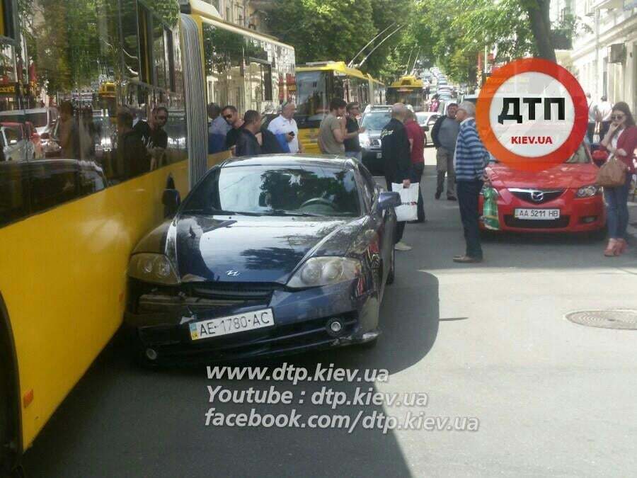 У центрі Києва Hyundai врізався в тролейбус