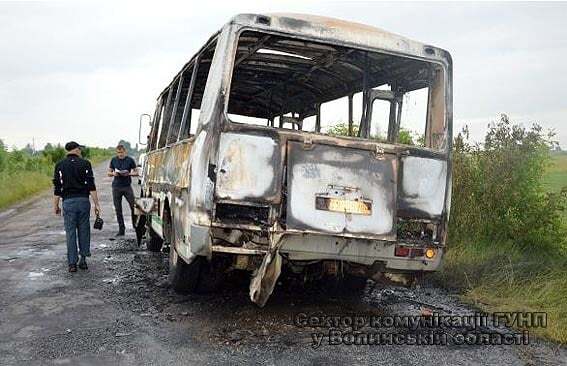 На Волыни сгорел автобус, который вез 20 пассажиров: фотофакт