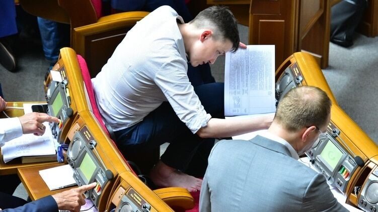 Савченко роззулася прямо на засіданні Ради
