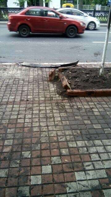 В центре Киева пьяный водитель разрушил новый тротуар: фотофакт