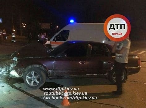 В Киеве пьяный водитель устроил ДТП: авто разбито вдребезги