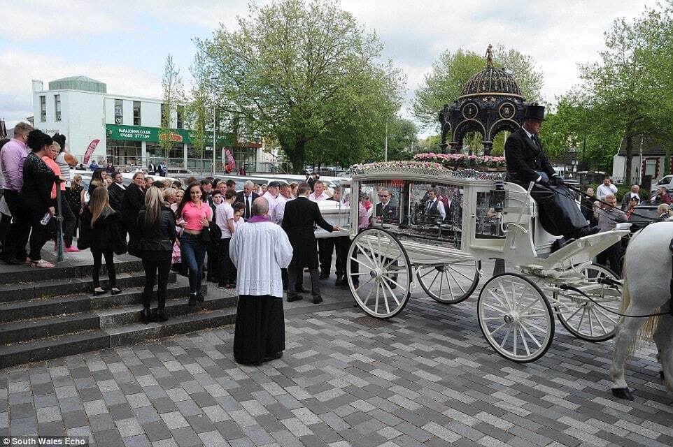 Море цветов и карета: роскошные похороны британской королевы цыган