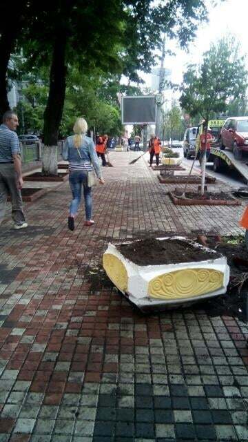 У центрі Києва п'яний водій зруйнував новий тротуар