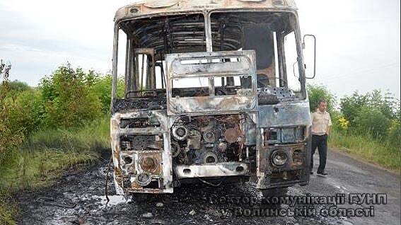 На Волыни сгорел автобус, который вез 20 пассажиров: фотофакт