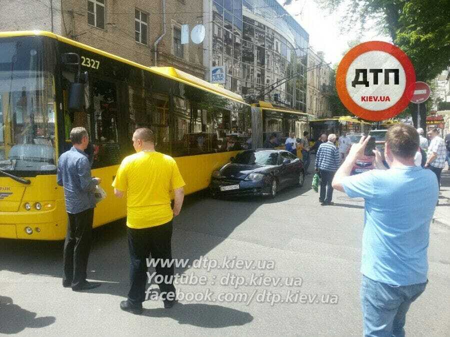У центрі Києва Hyundai врізався в тролейбус