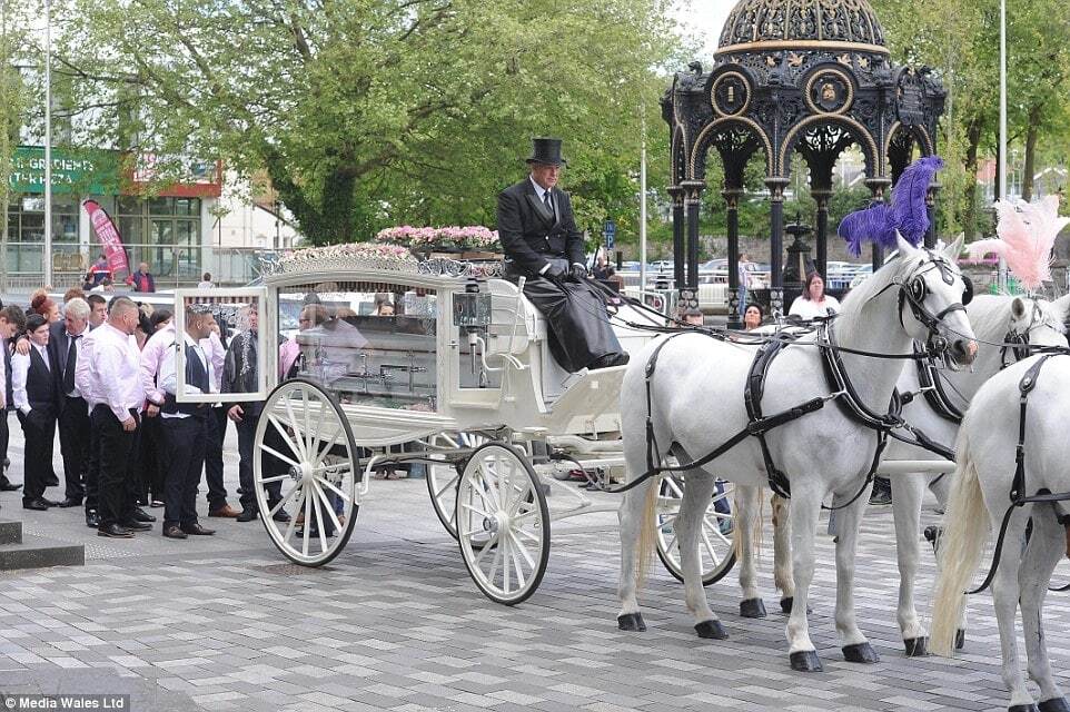 Море цветов и карета: роскошные похороны британской королевы цыган