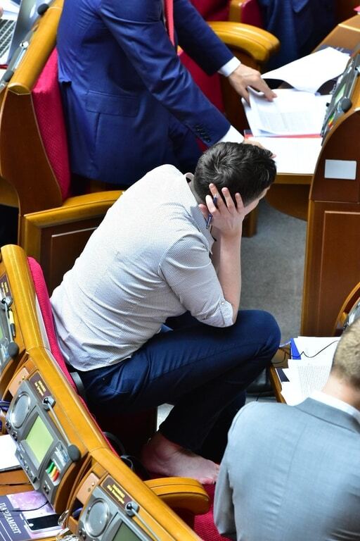 Савченко разулась прямо на заседании Рады: фотофакт