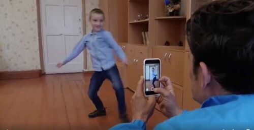 Игры с детьми войны: ЮНИСЕФ опубликовал видео визита Орландо Блума в Славянск