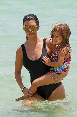 Кортни Кардашьян с детьми на пляже: звезда показала подтянутое тело в купальнике