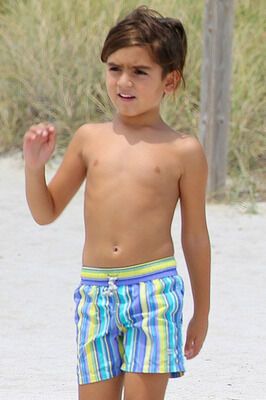 Кортни Кардашьян с детьми на пляже: звезда показала подтянутое тело в купальнике