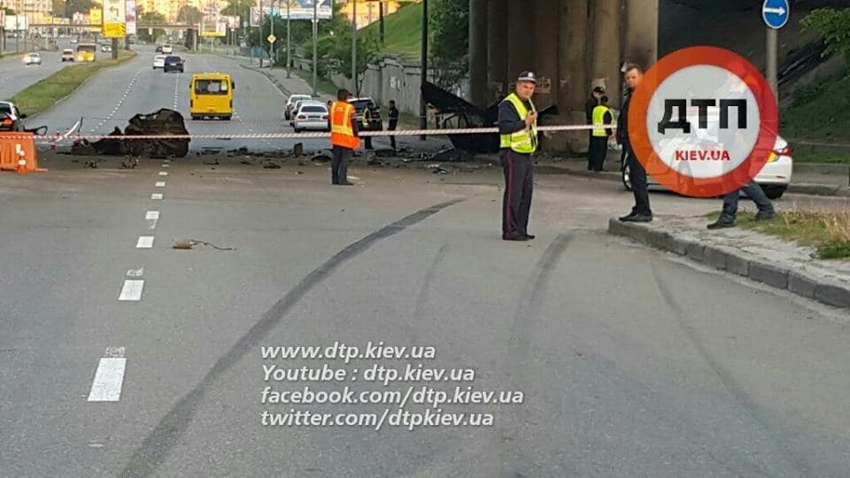 Автомобіль розірвало на частини: стали відомі подробиці жахливої ДТП у Києві