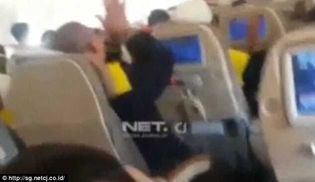 Самолет авиакомпании ОАЭ попал в зону сильной турбулентности: десятки людей ранены. Фото- и видеофакт