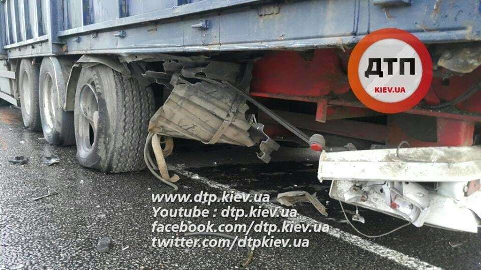 Жесткое ДТП на Одесской трассе: Lexus влетел в грузовик. Опубликованы фото