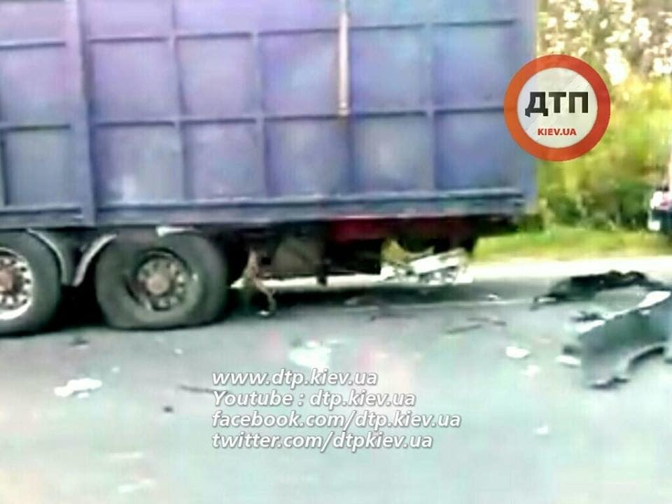 Жесткое ДТП на Одесской трассе: Lexus влетел в грузовик. Опубликованы фото