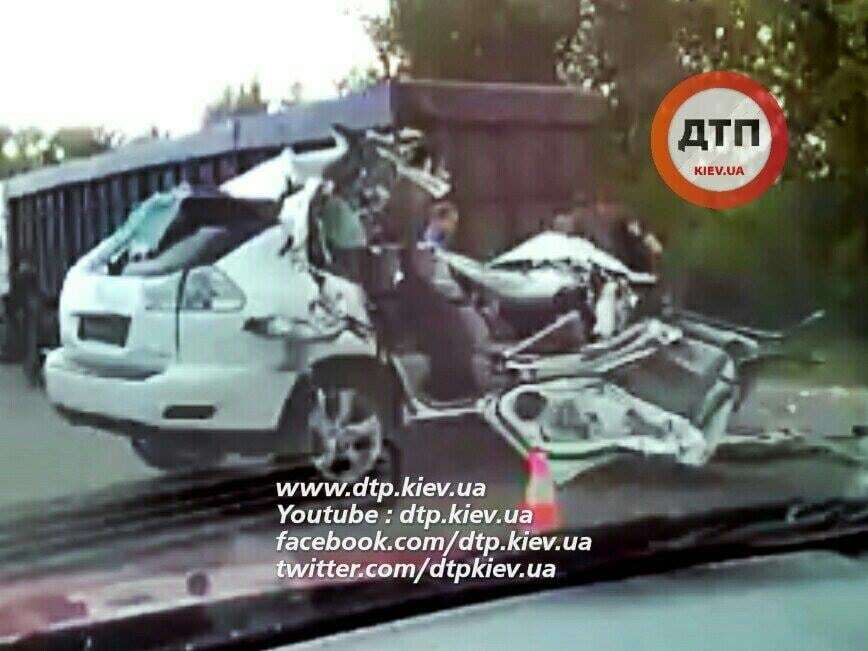 Жесткое ДТП на Одесской трассе: Lexus влетел в грузовик. Опубликованы фото