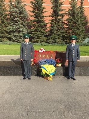 Желто-голубые цветы на Красной площади: посольство Украины исправило "забывчивость" России