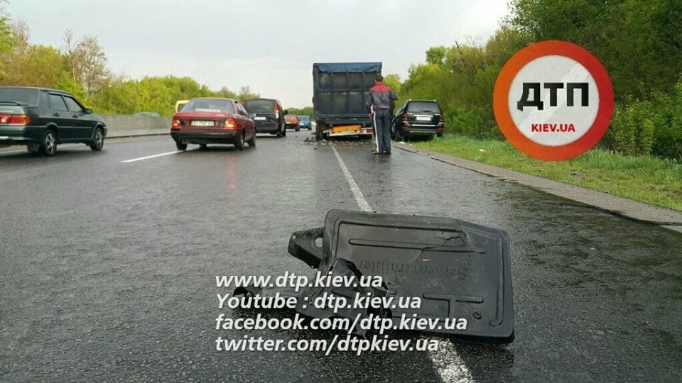 Жесткое ДТП на Одесской трассе: Lexus влетел в грузовик. Опубликованы фото