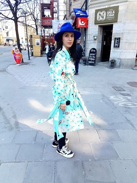 Шляпа, халат и кросы: Джамала выгуляла в Стокгольме дизайнерский наряд. Опубликовано фото