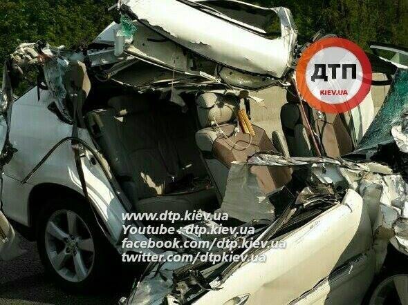 Жесткое ДТП на Одесской трассе: Lexus влетел в грузовик. Опубликованы фото