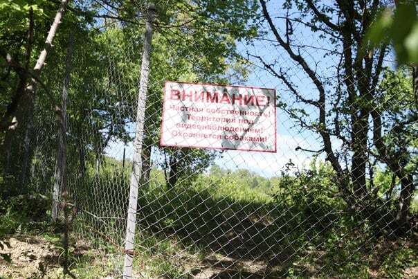 "И вертухаи с собаками": в Крыму дельцы "отхапали" огромный кусок земли