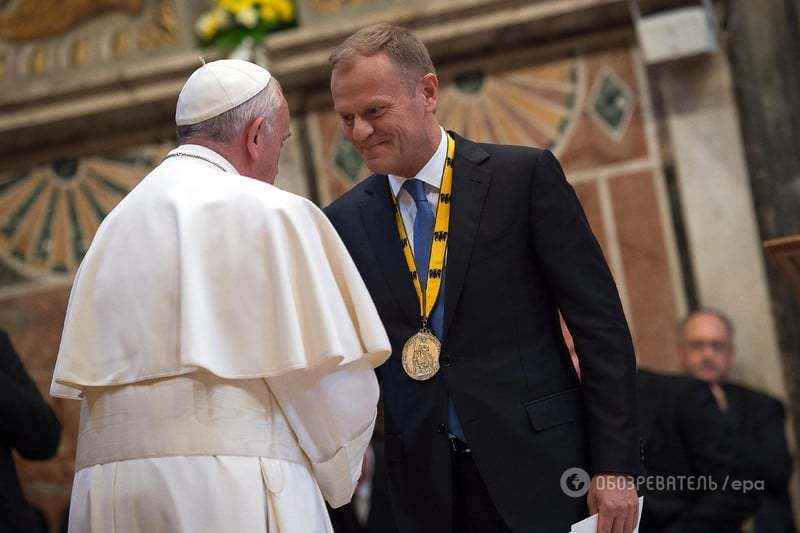 Папу Римского наградили за вклад в единство Европы: фото- и видеофакт
