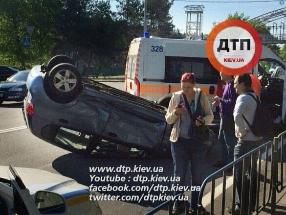 В Киеве в ДТП опрокинулся автомобиль, есть пострадавшие