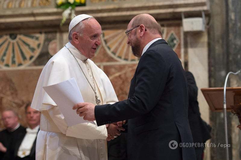 Папу Римского наградили за вклад в единство Европы: фото- и видеофакт