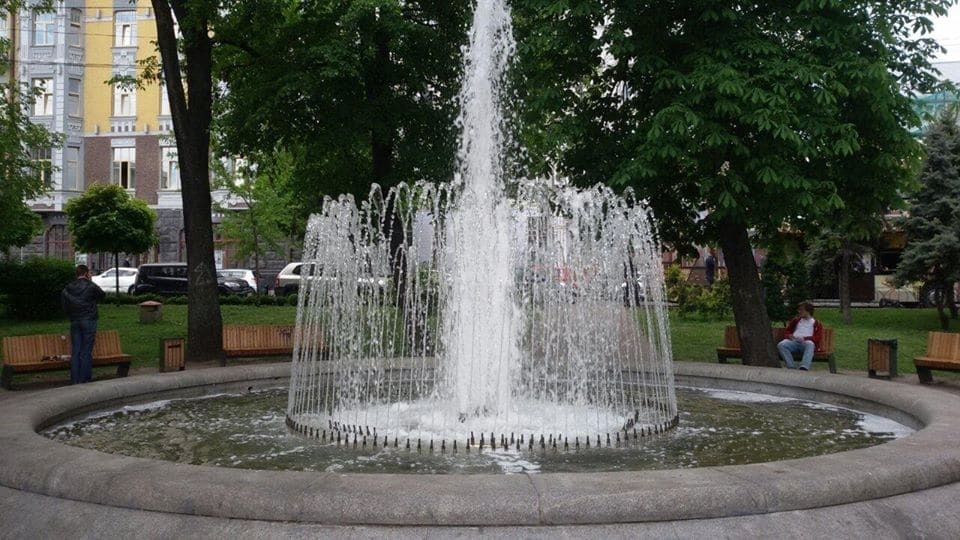 У Києві жартівники налили у фонтан "піну": фотофакт