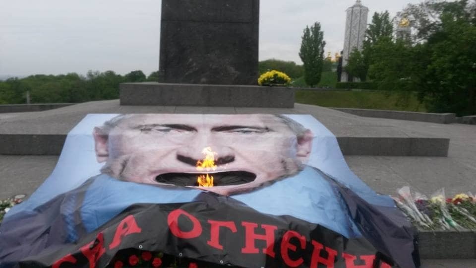 Пламя изо рта: в Киеве "Путиным" накрыли Вечный огонь. Опубликованы фото, видео