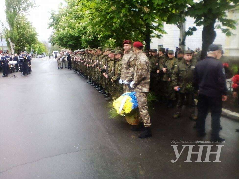 Годовщина трагедии: в Мариуполе почтили память погибших правоохранителей. Опубликованы фото