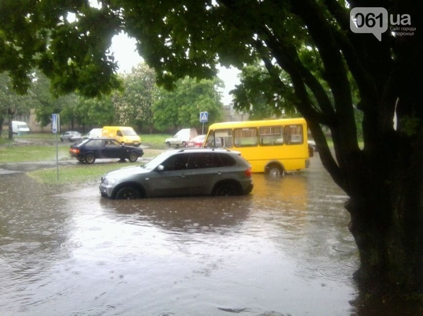 Машины "плывут" по городу: появились фото затопленного ливнем центра Запорожья