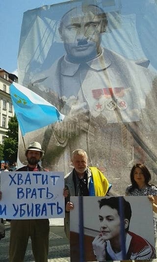 "Вон, оккупанты!" В Праге "путинских" байкеров встретил "коридор позора" и гигантский "Путлер": опубликовано видео