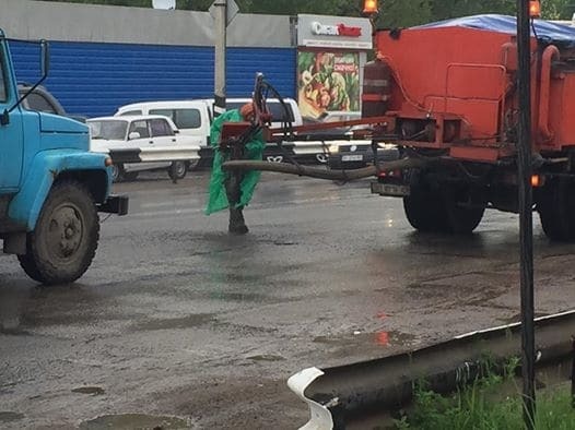 Дождь не помеха: в Полтаве к приезду Порошенко экстренно засыпали ямы. Фотофакт