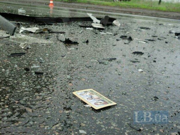 Жуткое ДТП в Киеве: водитель вылетел из машины на дорогу