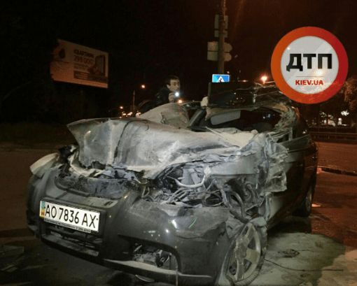 В Киеве несовершеннолетний водитель врезался в грузовик: опубликованы фото